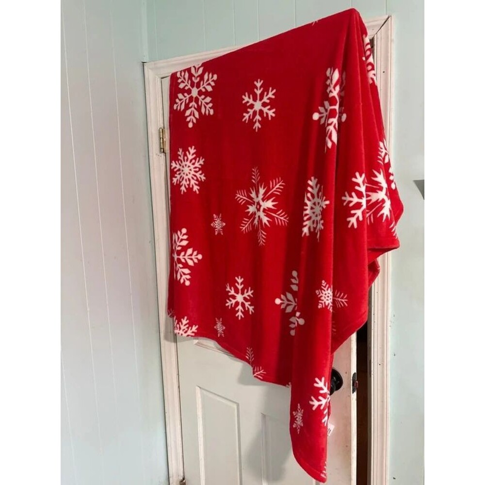 Throw blanket velvet soft red white Christmas snowflakes kids teens adult